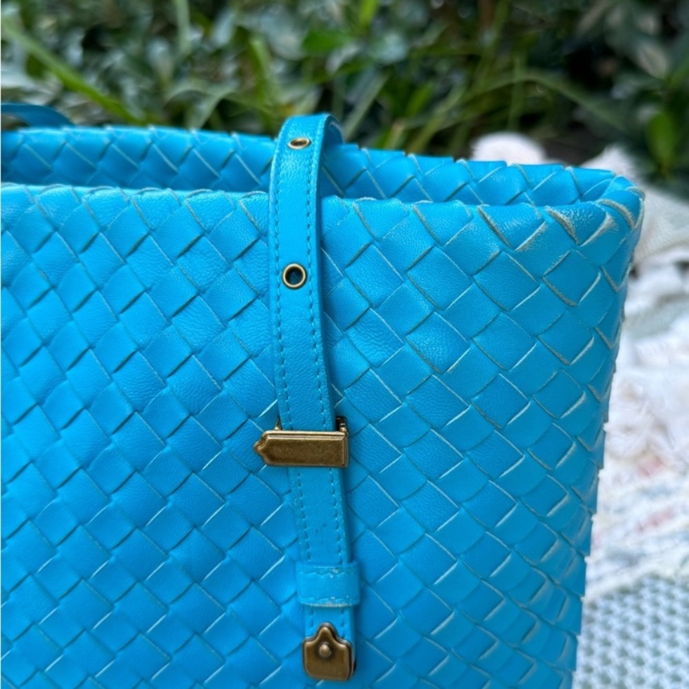 Authentic Bottega Veneta intrecciato Leather blue tote. Luxury Shoulder bag - Picture 8 of 16